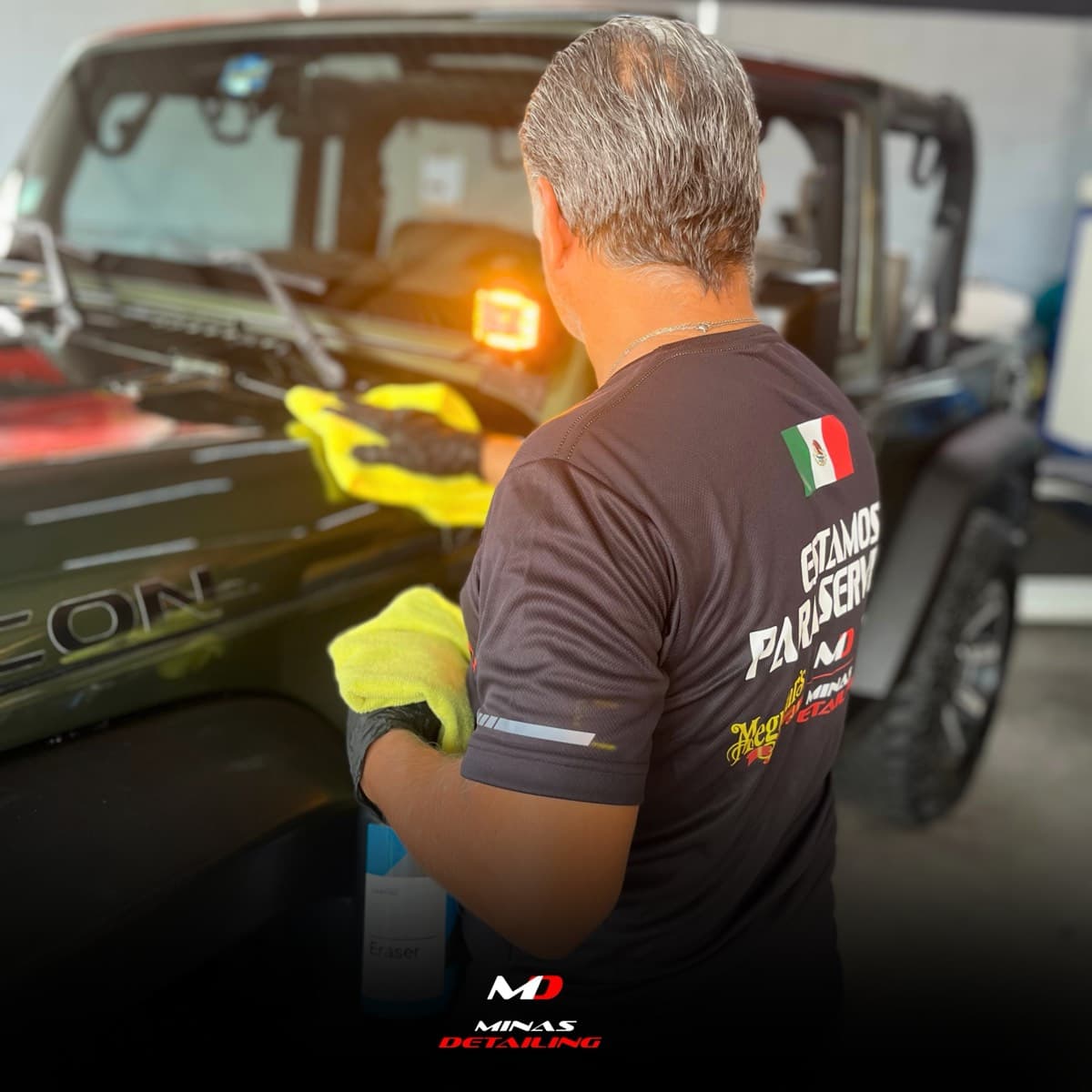 Encerado del cofre de una pickup en Minas Detailing