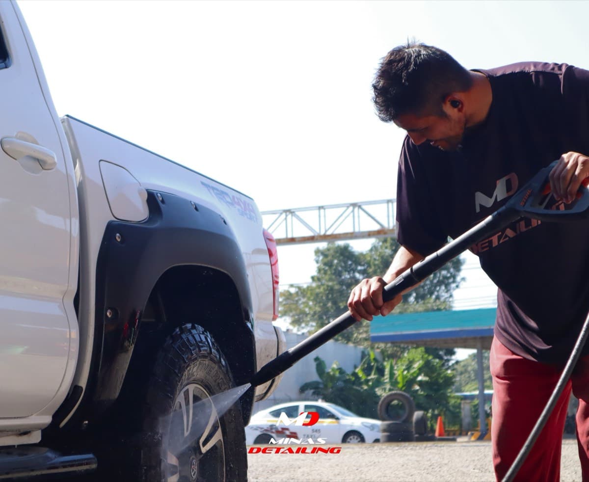 Lavado de llantas y bajos de una pickup blanca