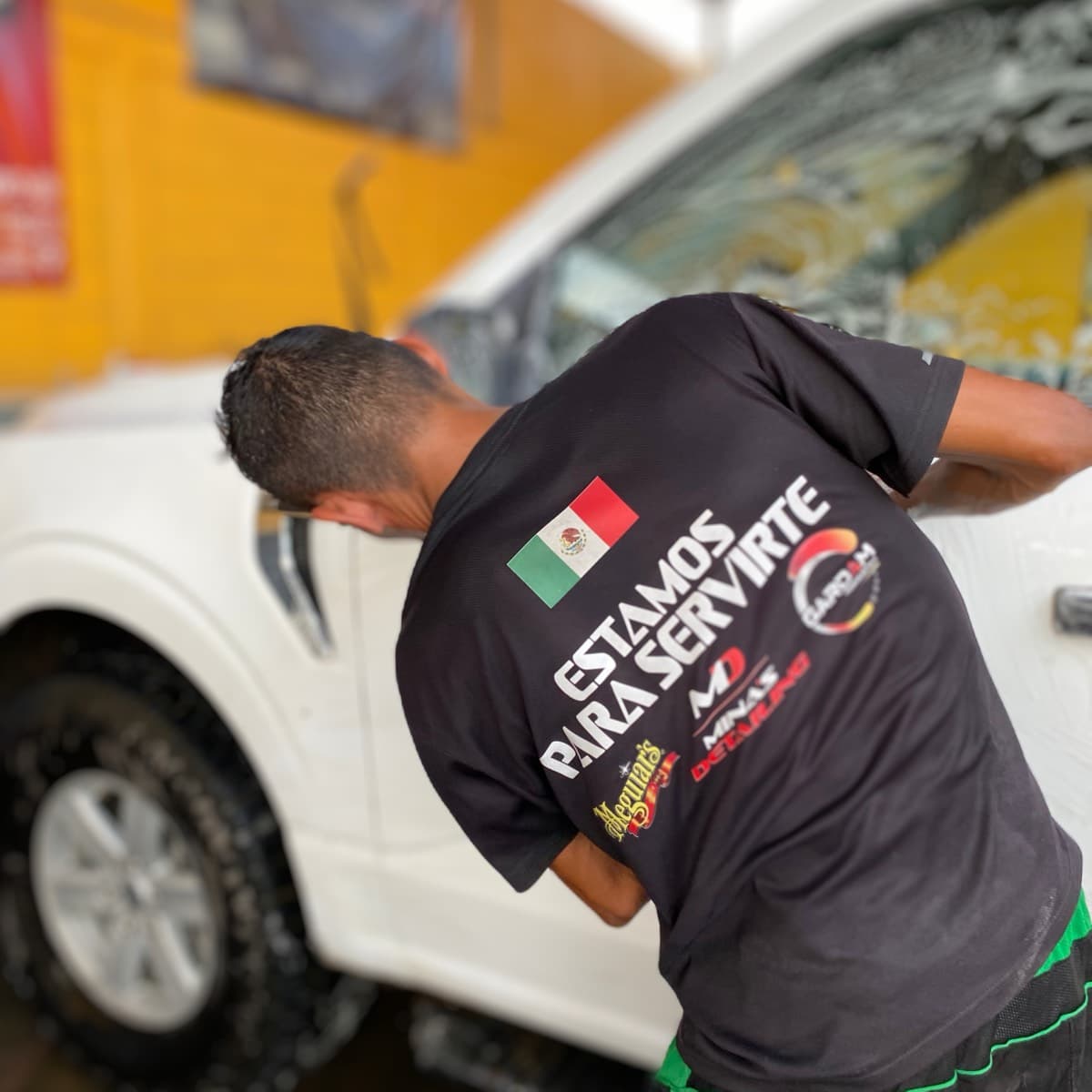 Detallado de salpicaderas de una camioneta blanca