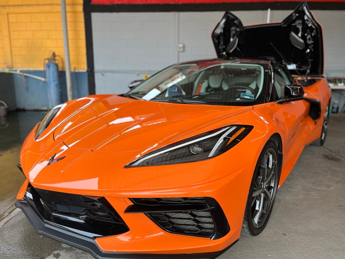 Corvette con las puertas abiertas tras el detallado