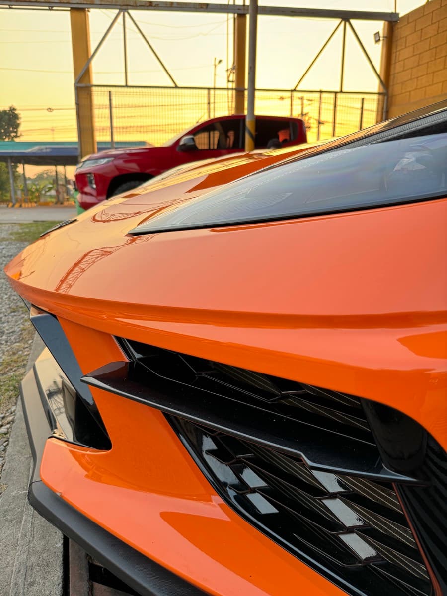 Salpicadera del Corvette reflejando la luz del atardecer