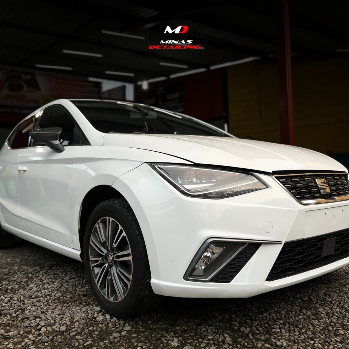 Seat Ibiza blanco de frente tras lavado y protección