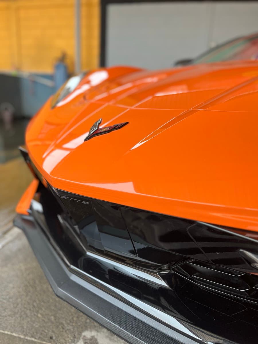 Cofre y emblema del Corvette con acabado espejo