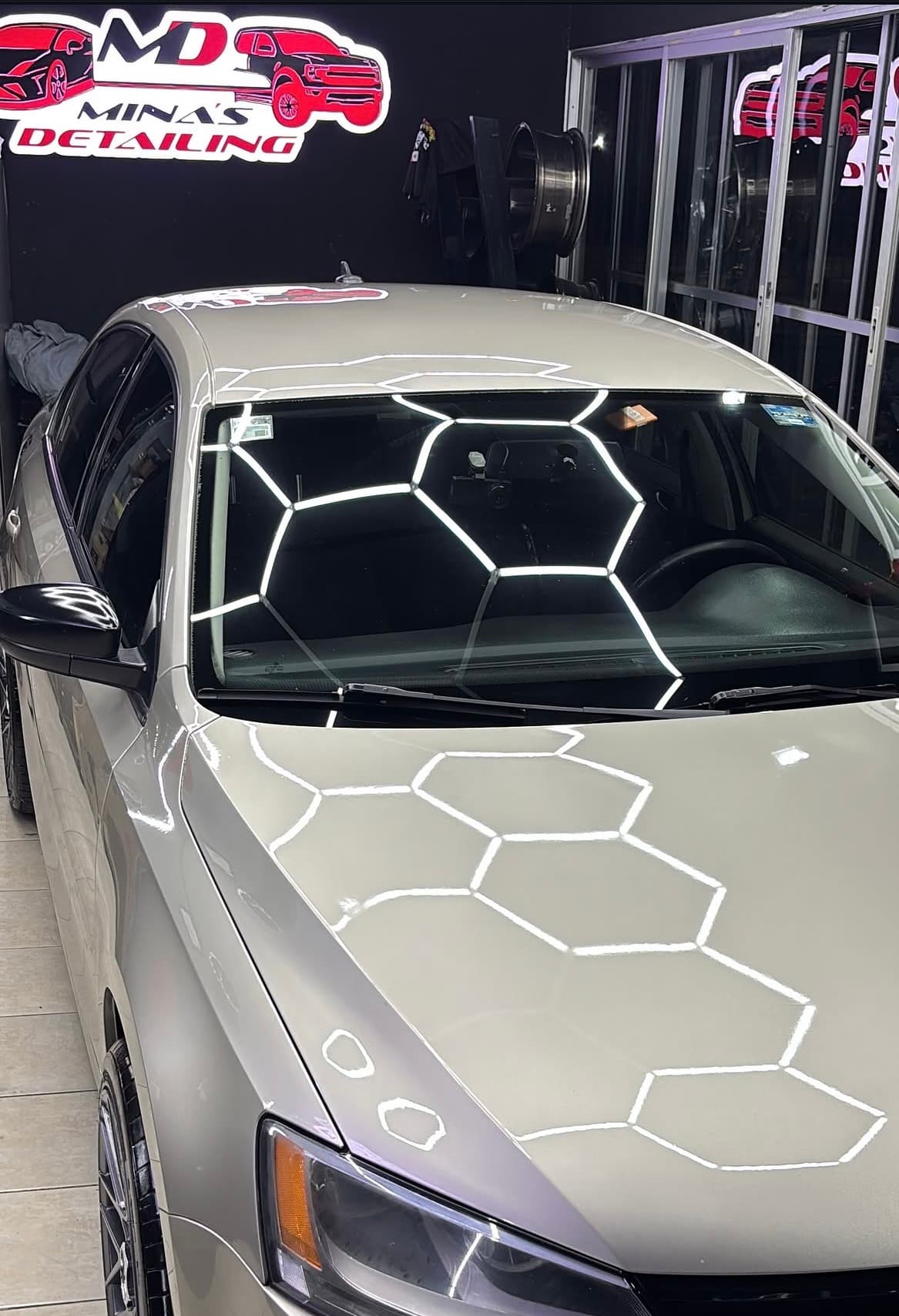 Cofre y parabrisas del Jetta con patrón de curado del sellador