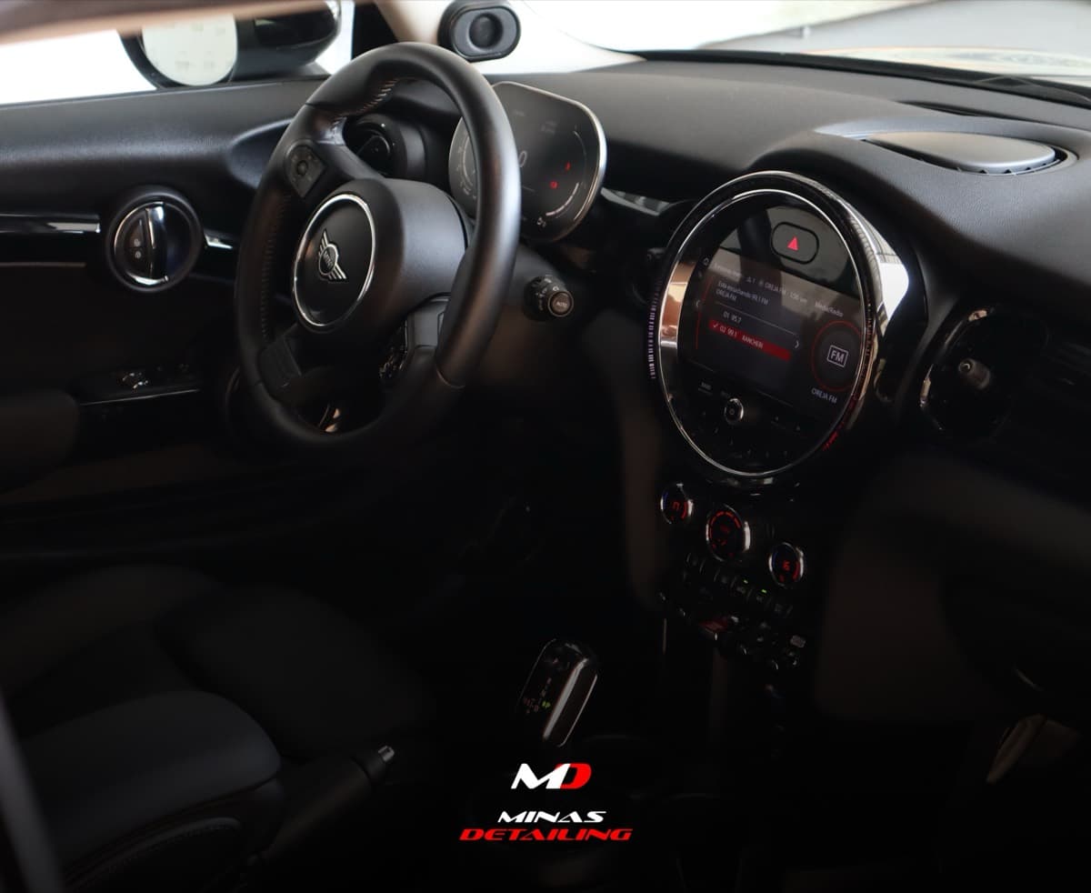 Interior y tablero del Mini después del detallado