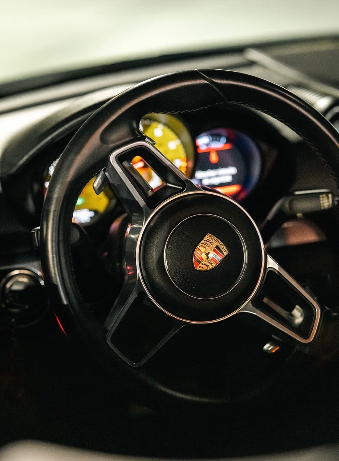 Volante Porsche tras detallado de interiores