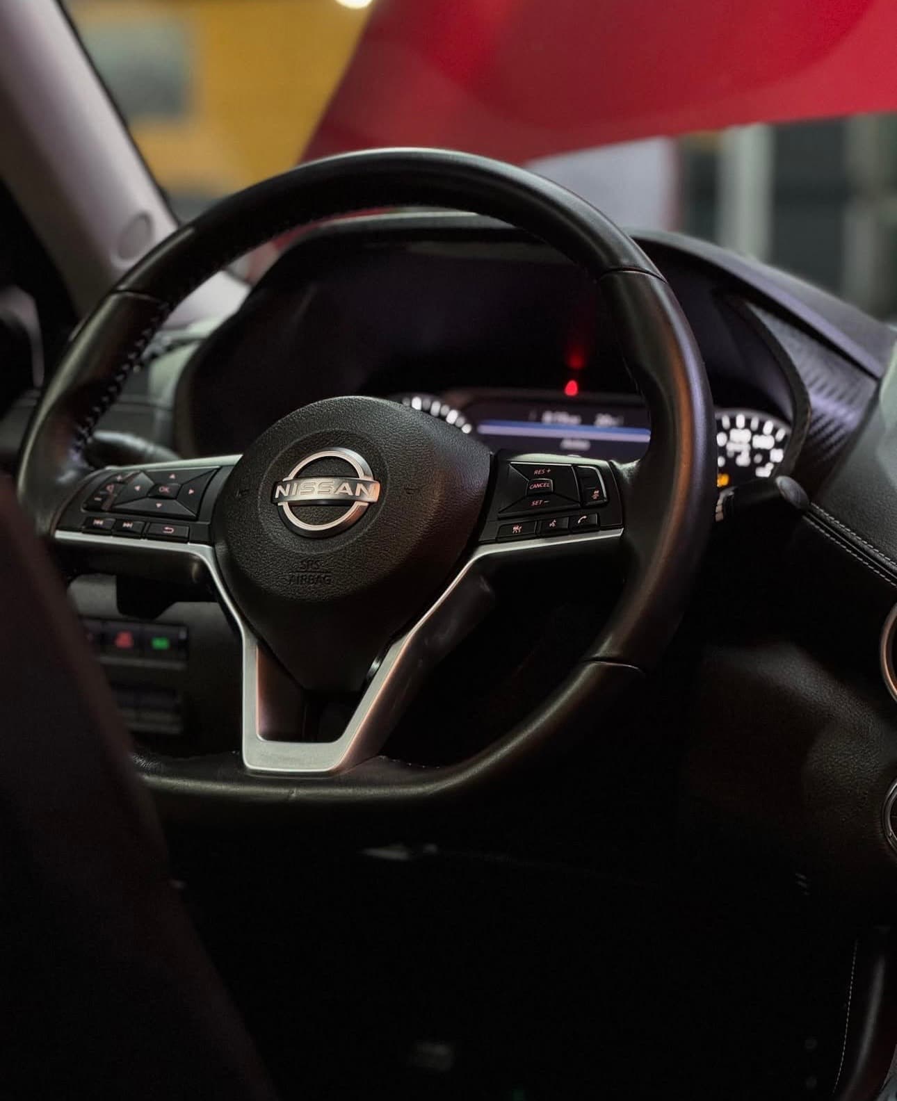 Volante con emblema Nissan tras detallado