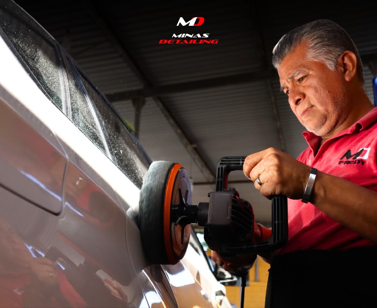 Pulido de carrocería con pulidora orbital en el taller de Minas Detailing